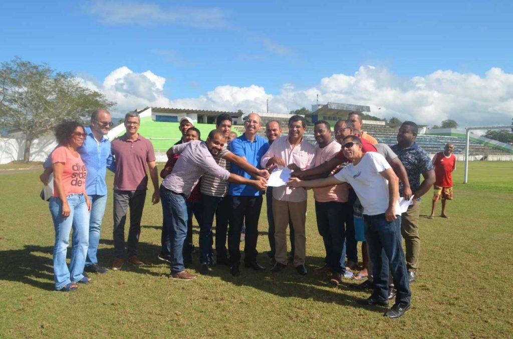 Secretário Davidson Magalhães visita Camacã e anuncia a conclusão da iluminação do Estádio Ribeirão
