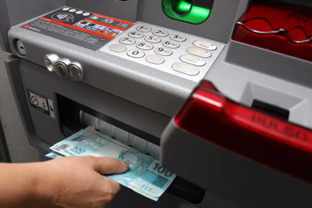 Prefeitura de Camacã paga folha salarial em dia