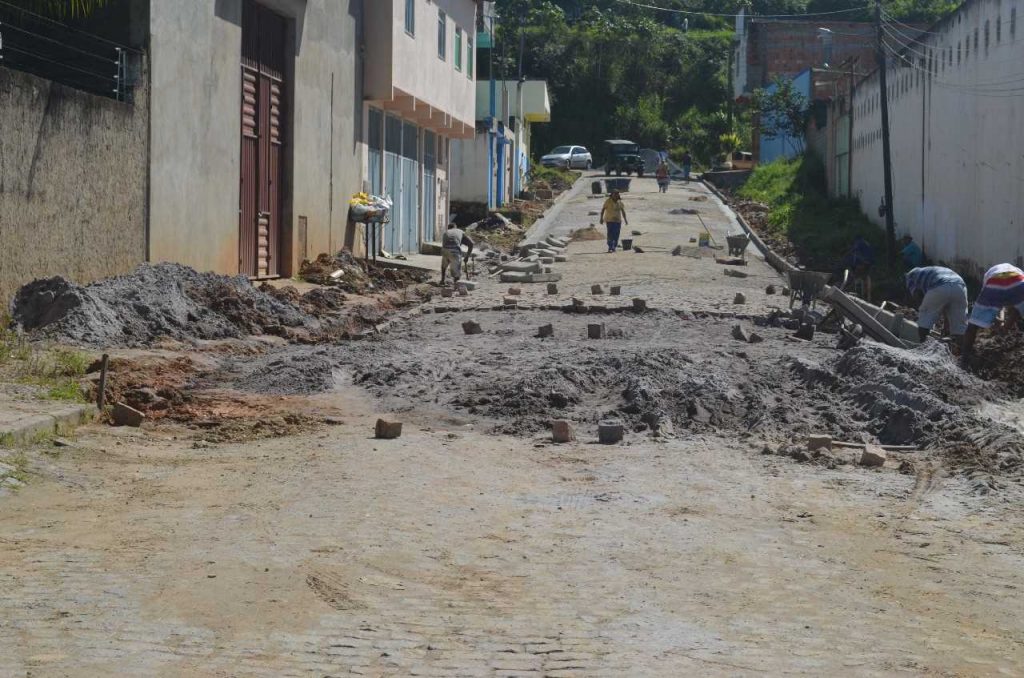 Calçamento da Rua B segue em ritmo acelerado