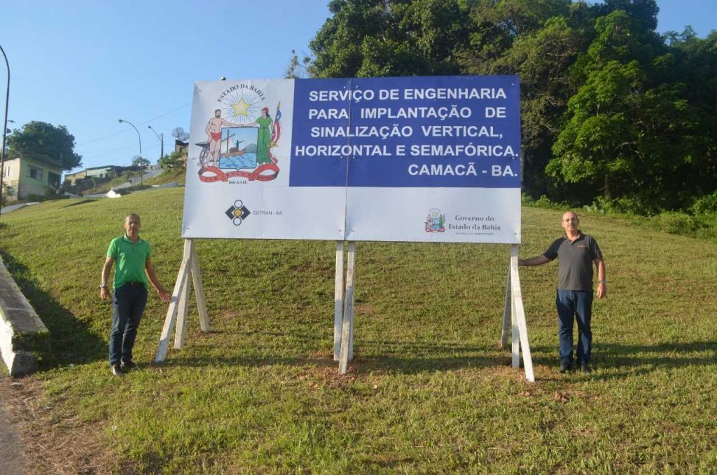Primeiras placas de Sinalização já começam a ser instalada no centro de Camacã