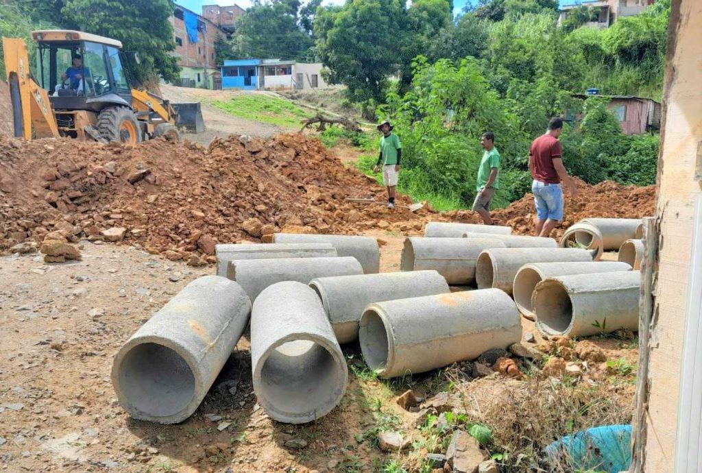 Camacã: Prefeitura executa instalação de manilhas e caixa de esgoto na Rua do Sarampo