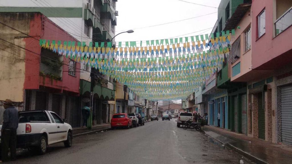 Prefeitura está ornamentando a cidade em clima da Copa do Mundo