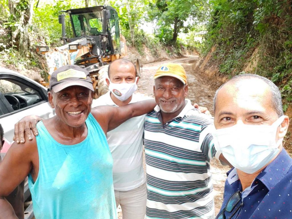 Camacã: Prefeito Paulo do Gás acompanha a recuperação da estrada do Km 2