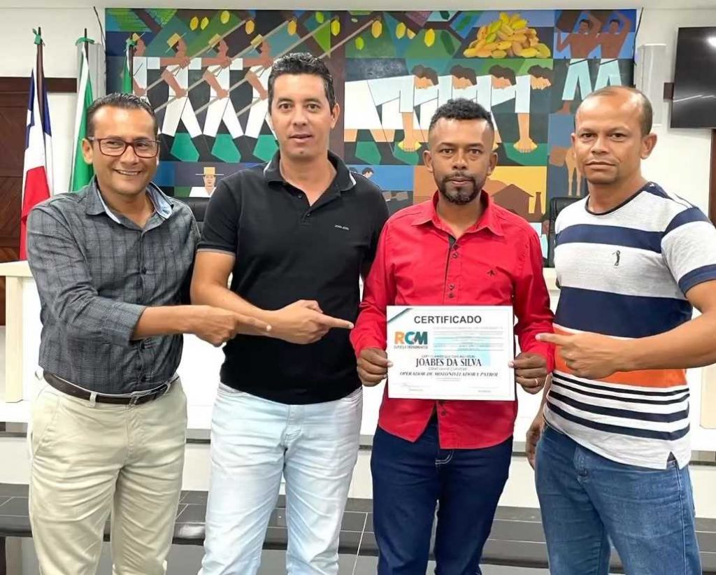 Camacã: Prefeitura participa da entrega de certificados do curso de máquinas pesadas