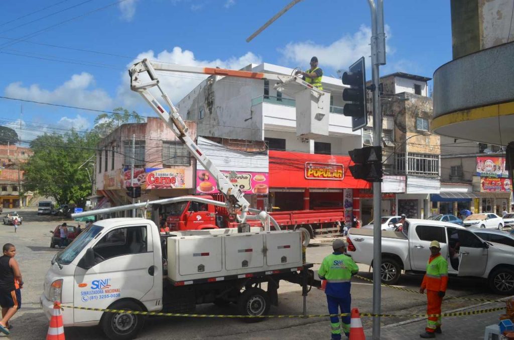 Camacã: Semáforos começaram a ser instalados no centro da cidade