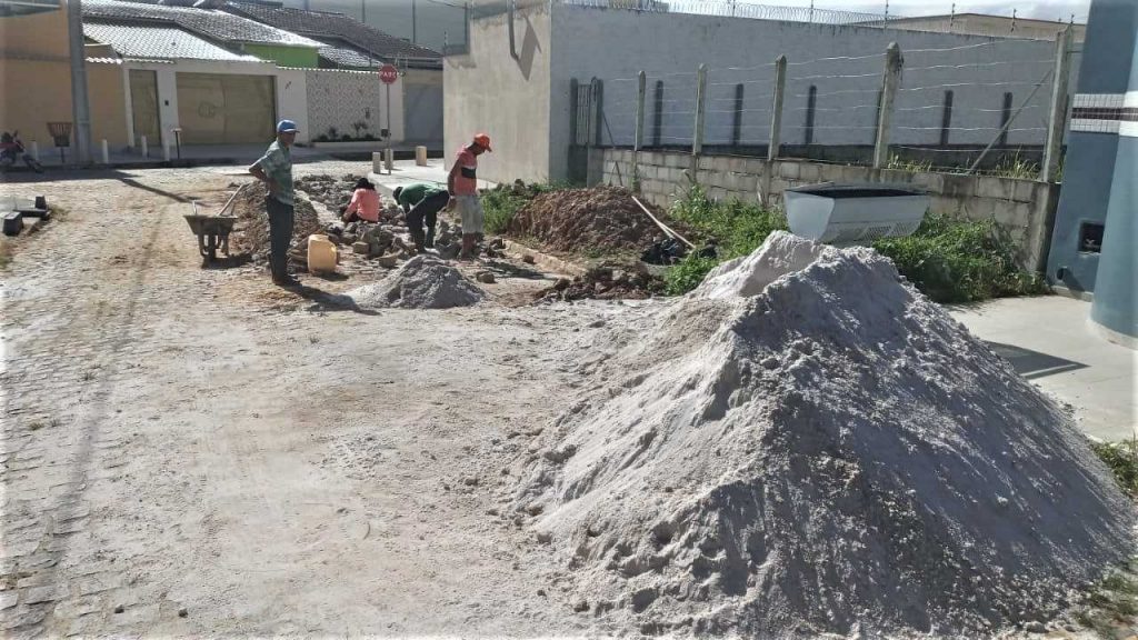 Camacã: Prefeitura realiza frente de trabalho para viabilizar recuperação de ruas