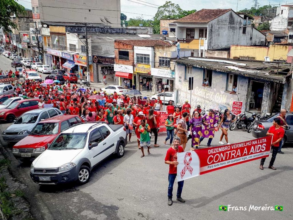 Caminhada do dezembro vermelho chamou atenção da população