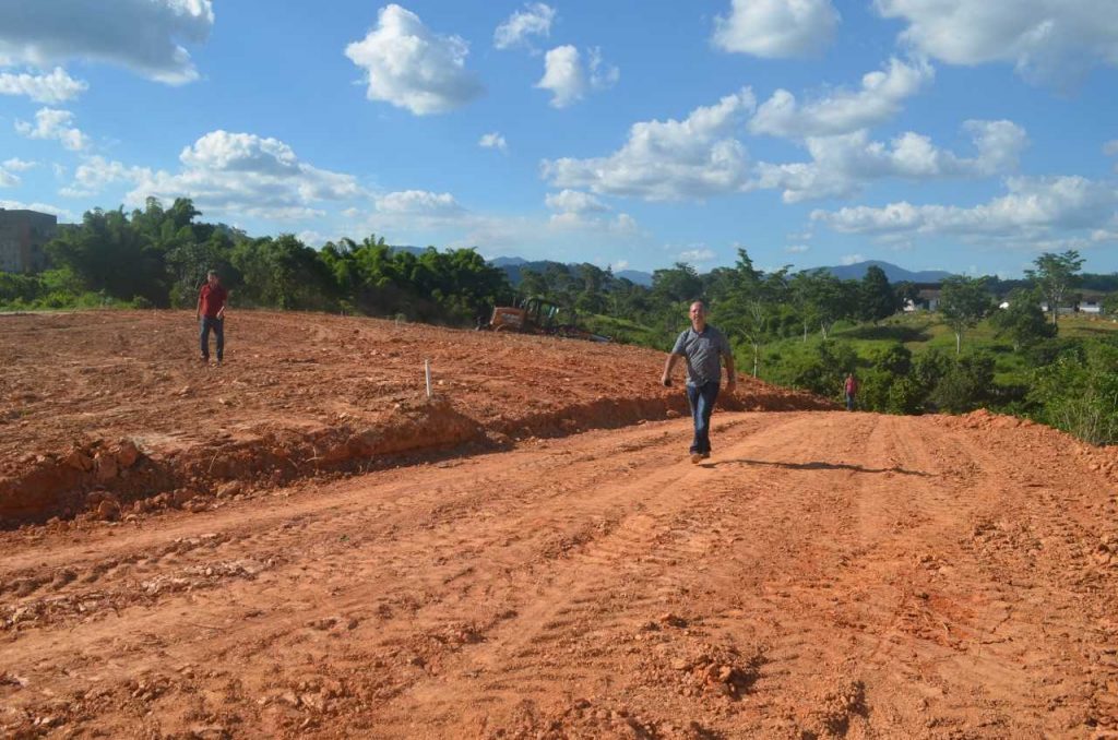 Em parceria com a COSVAR Prefeitura de Camacã abre novas ruas em Bairro