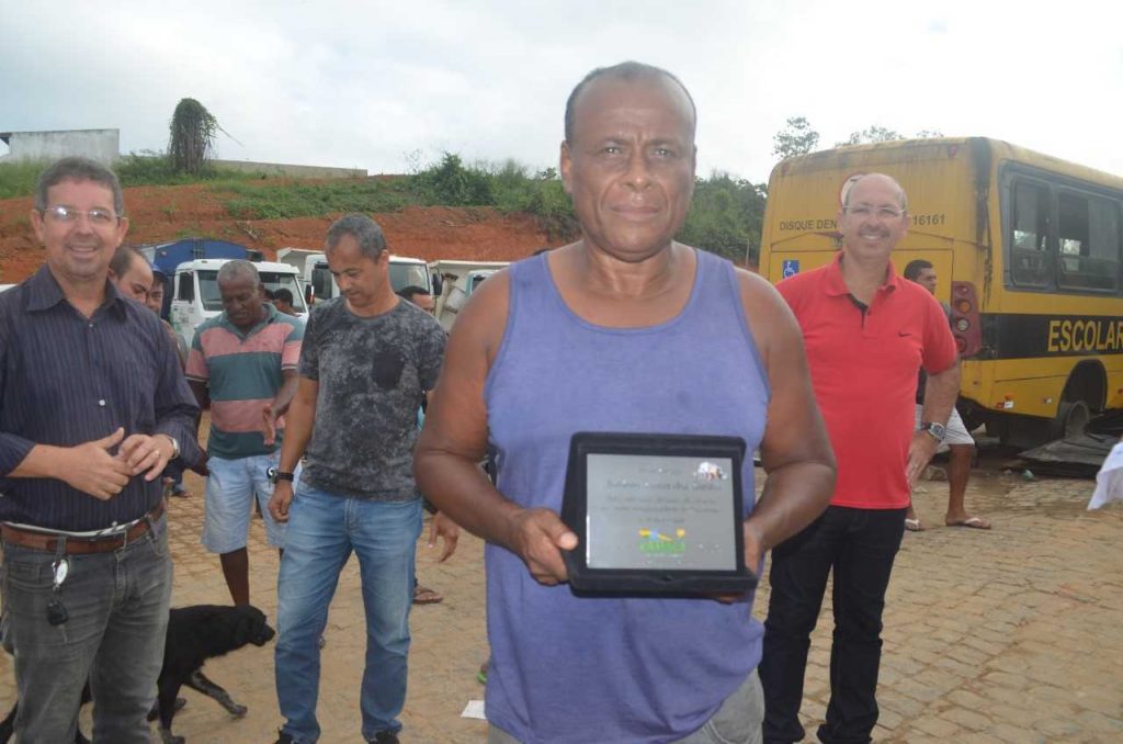 Camacã: Funcionário recebe Placa de Reconhecimento pelos 40 anos de serviço prestados a prefeitura