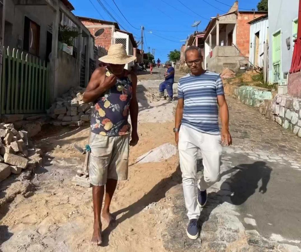 Camacã: Prefeito Paulo do Gás acompanha equipes no trabalho de limpeza e recuperação de ruas