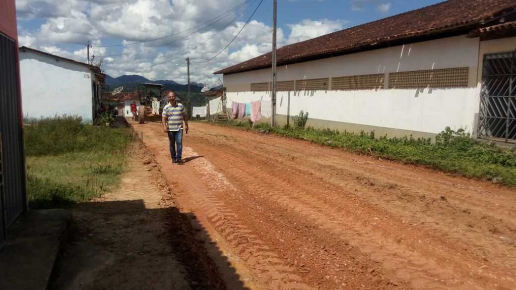 Mais ruas estão sendo calçadas em Camacã