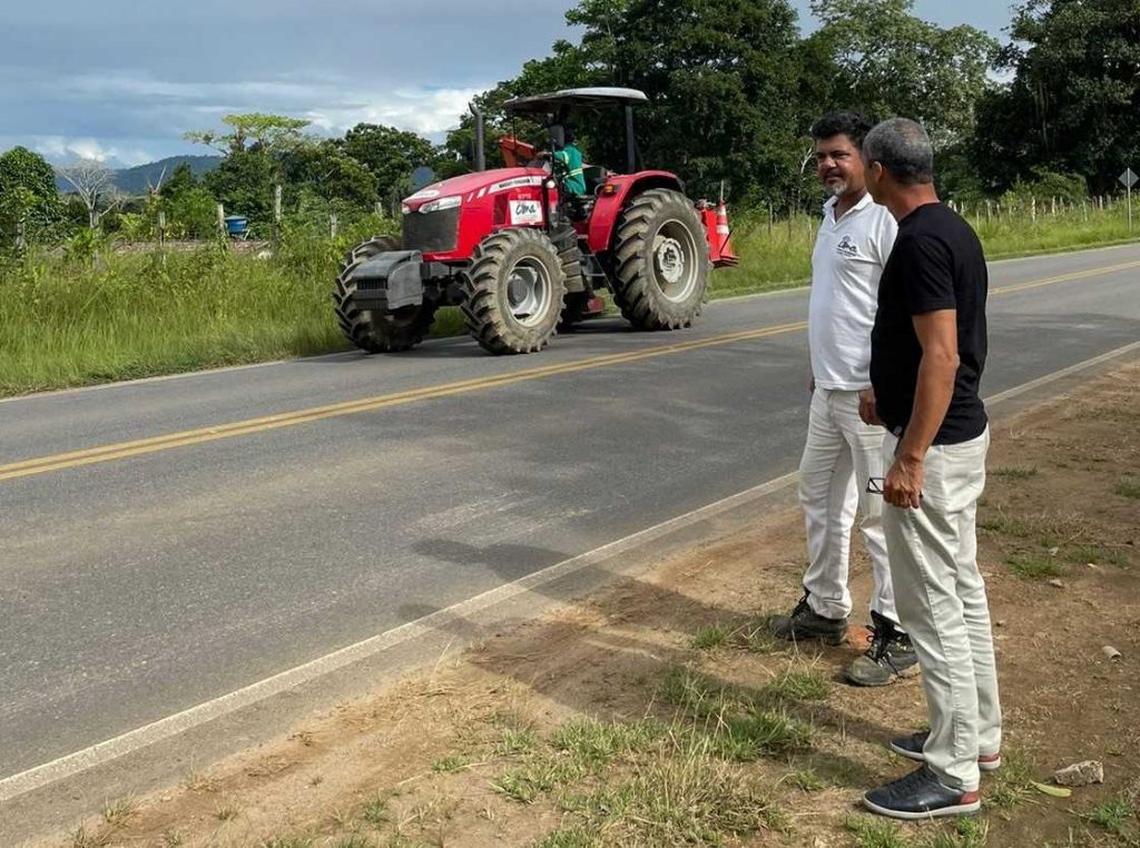 Camacã: Prefeitura intensifica Limpeza, manutenção de ruas e roçadeira na rodovia que liga o trevo