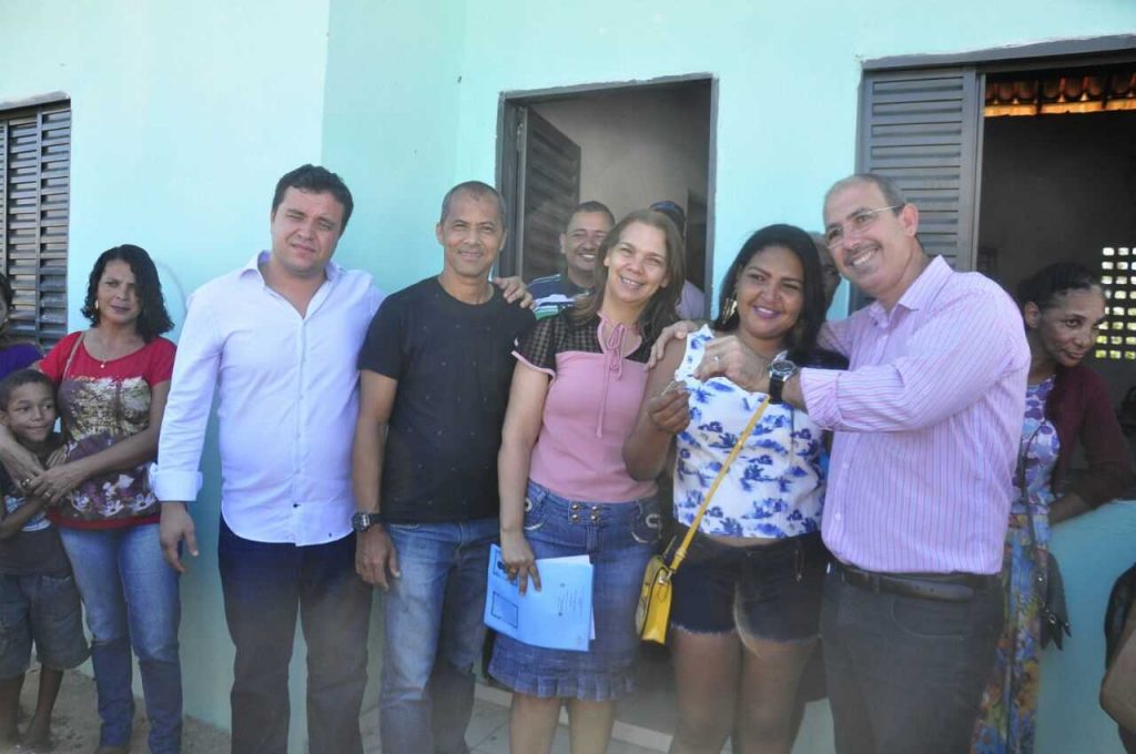 Prefeitura de Camacã entrega 25 casas a pessoas carentes