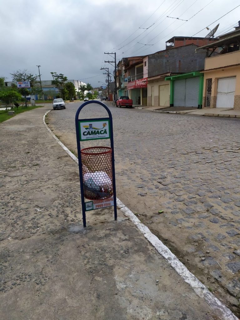 Camacã: Novas lixeiras estão sendo colocadas na cidade