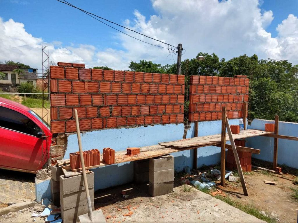 Escola Evany Galvão ganha muro e rampa de acessibilidade