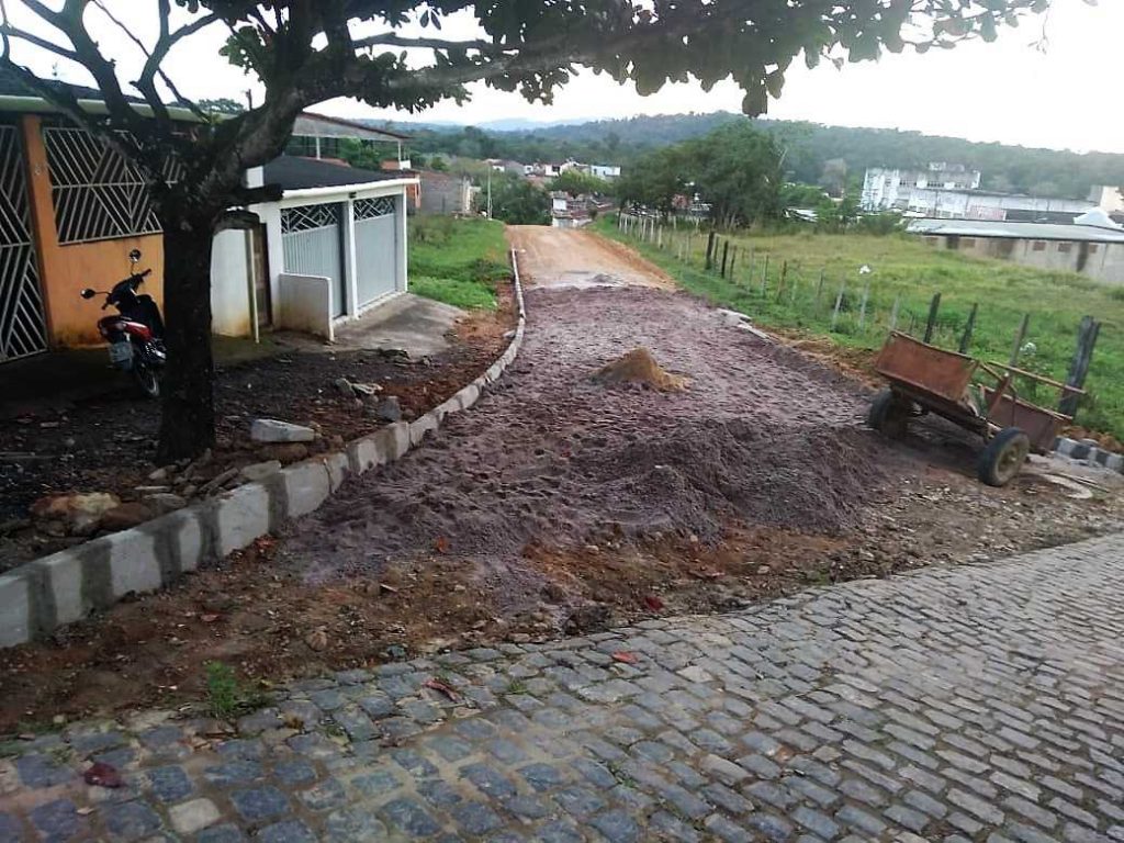 Mais uma rua começa a ser calçada em Camacã