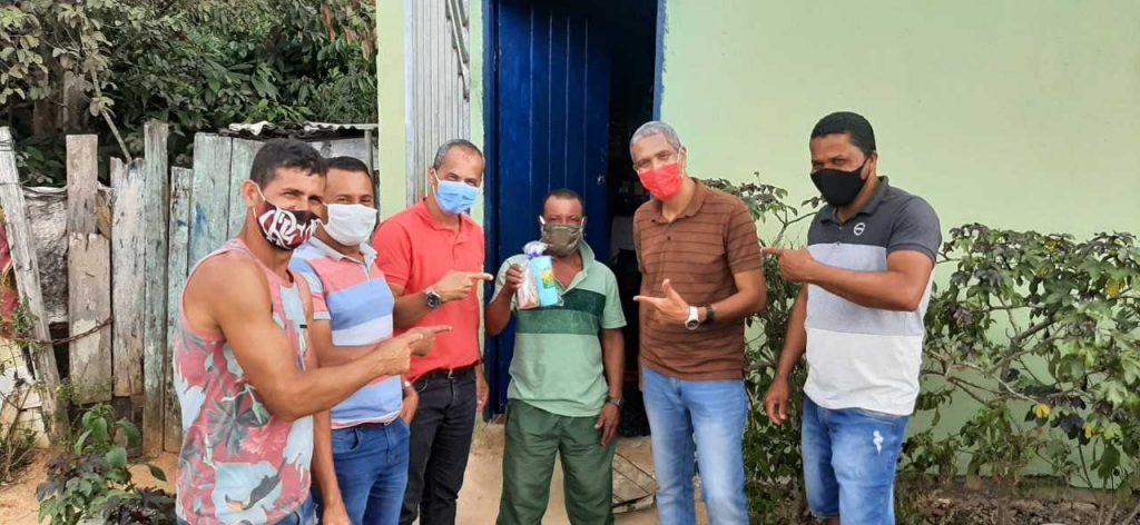 Camacã: Garis são homenageados em suas casas