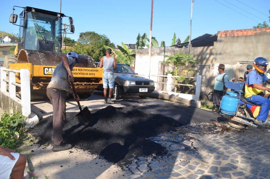 Mais ruas de Camacã recebem asfalto na operação tapa buracos