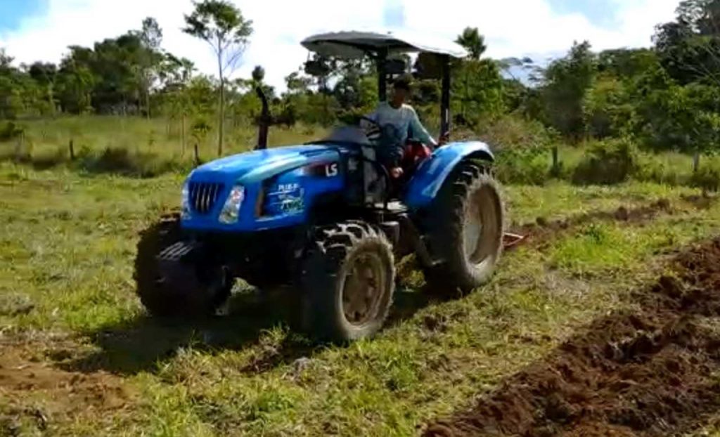 Trator de aragem já está servindo a pequenos produtores rurais