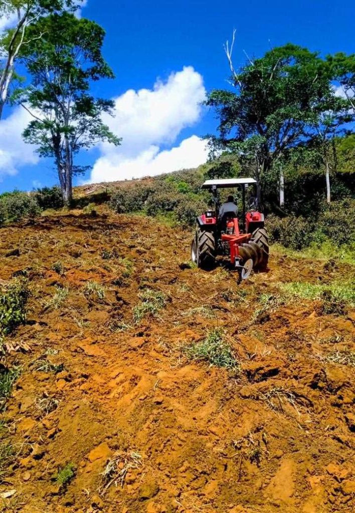 Camacã: Prefeitura chega a 25 agricultores beneficiados na aração de terras