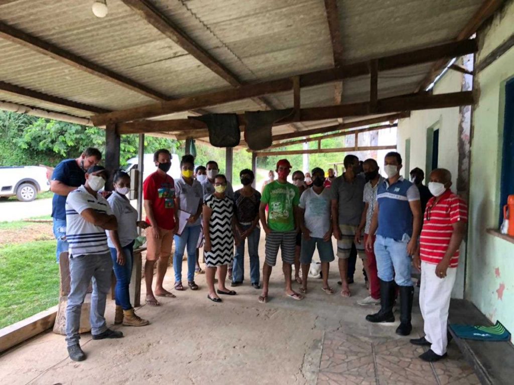 Camacã: Secretário de Agricultura se reúne com agricultores no km 15