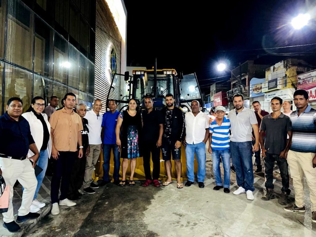 Camacã: Prefeitura recebe uma nova Retroescavadeira e reforça sua frota