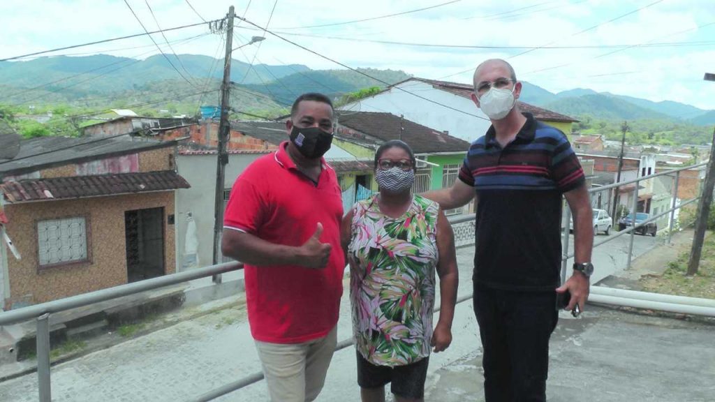 Camacã: Moradores da escadaria da Rua Duque de Caxias comemoram a instalação de Corrimãos