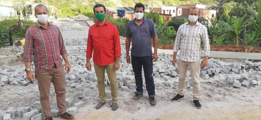 Camacã: Calçamento da Travessa Santa Rosa em Leoventura em ritmo acelerado