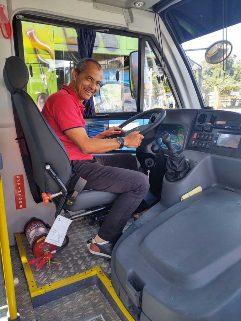 Camacã: Prefeitura apresenta novo ônibus escolar