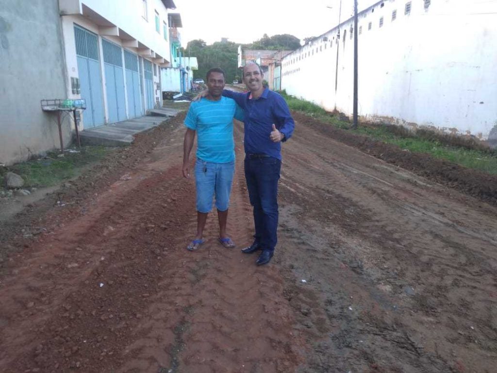 Calçamento de mais uma rua é iniciada em Camacã