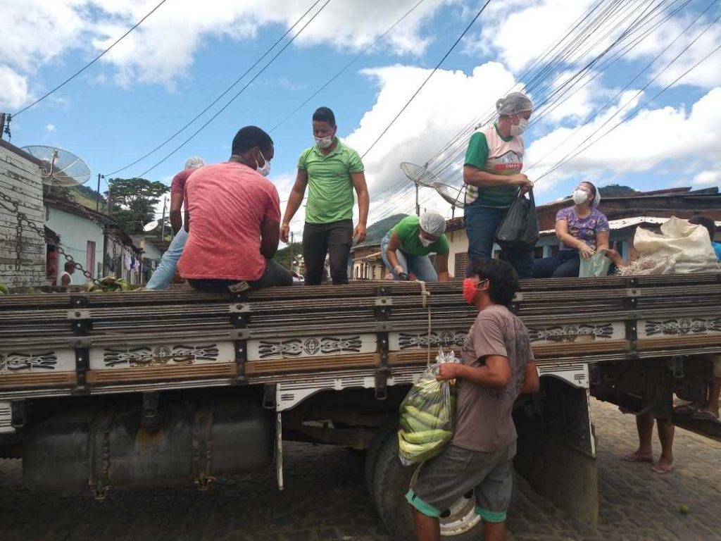Camacã: Secretaria de Assistência Social vai a Jacareci e distribui alimentos e máscaras