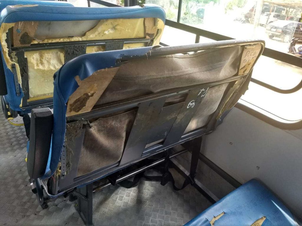 Estudantes agem com vandalismo e danificam ônibus escolar