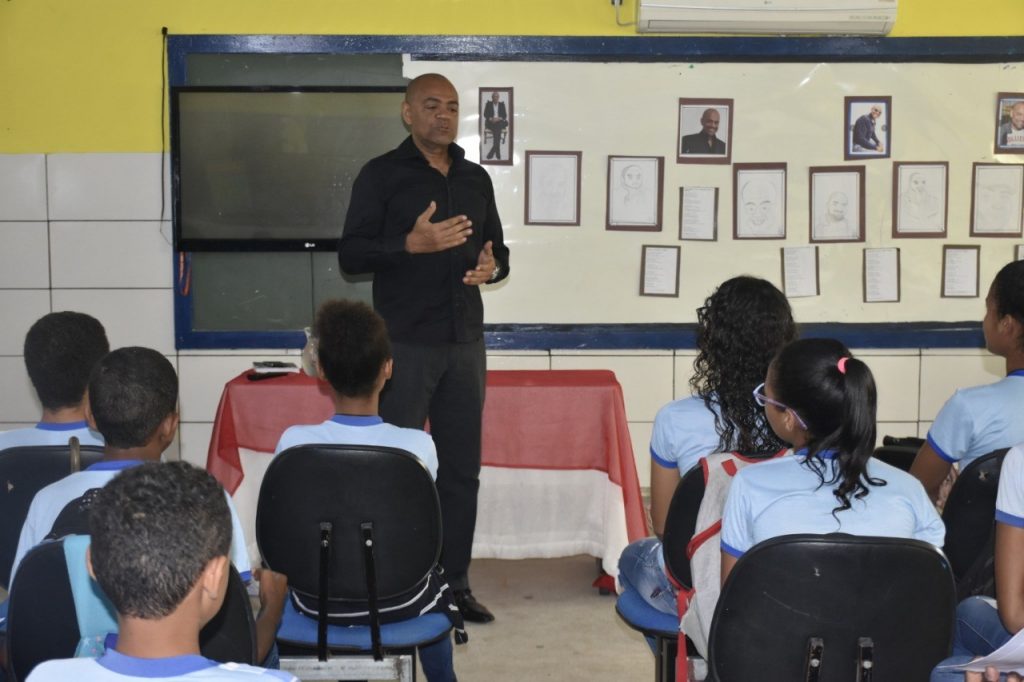 Camacã: Programa Educacional promove encontro entre alunos e escritor