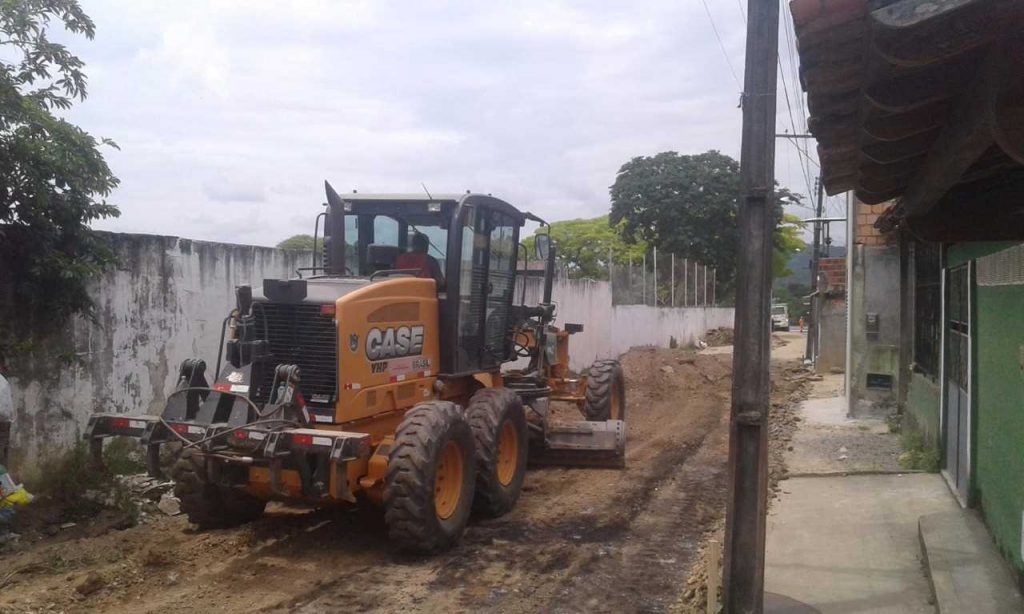 Moradores da Rua Boa Vista alegres pela chegada do calçamento