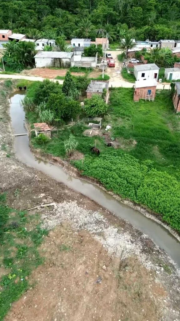 Camacã: Prefeitura realiza o maior trabalho de limpeza da história no canal em Leoventura
