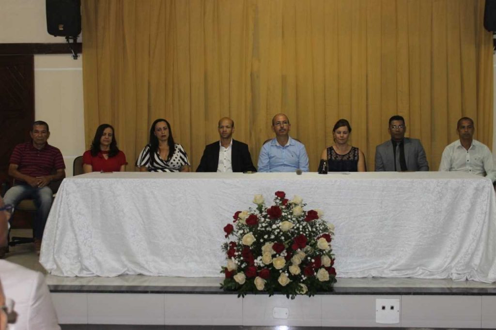 Diretores eleitos da Rede de Ensino tomam posse na Câmara de Vereadores