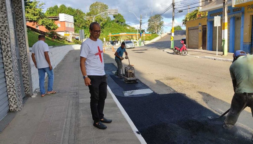 Camacã: Prefeito acompanha recapeamento asfáltico no centro da cidade