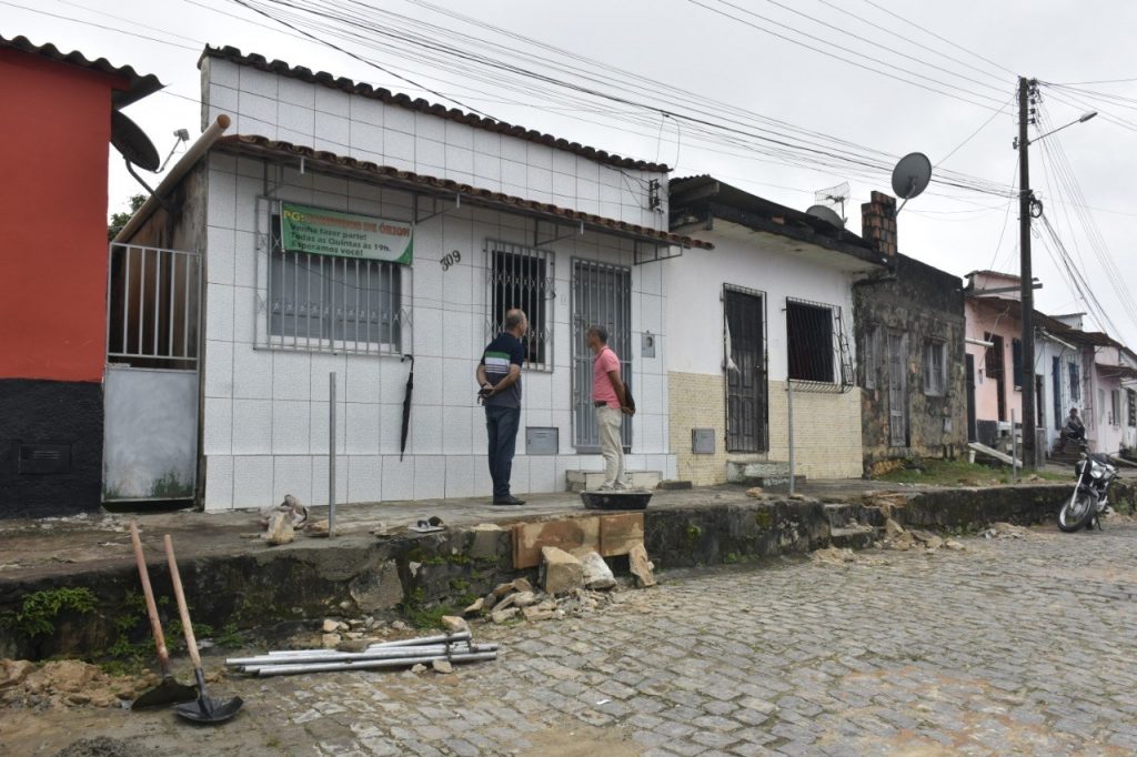 Camacã: Rua Nossa Senhora do Socorro ganha corrimão de segurança