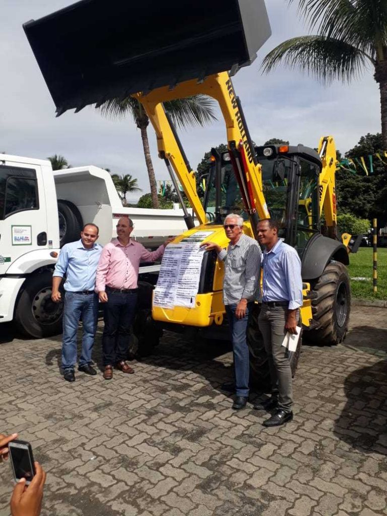Prefeito Oziel participa da entrega de uma Escavadeira para o CIMA