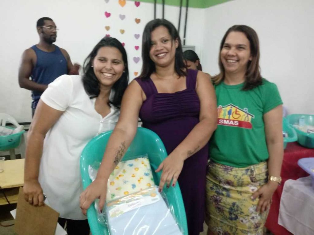 Secretaria de Assistência Social faz entrega de kit bebê para gestante