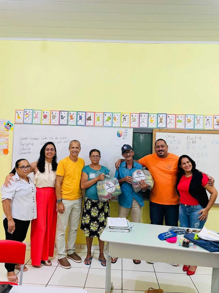 Camacã: Prefeitura entrega Kits Permanência para os alunos da EJA