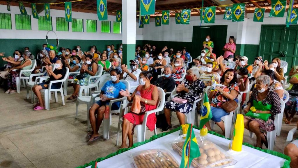 Emoção e festa na recepção aos idosos do Clube da Melhor Idade