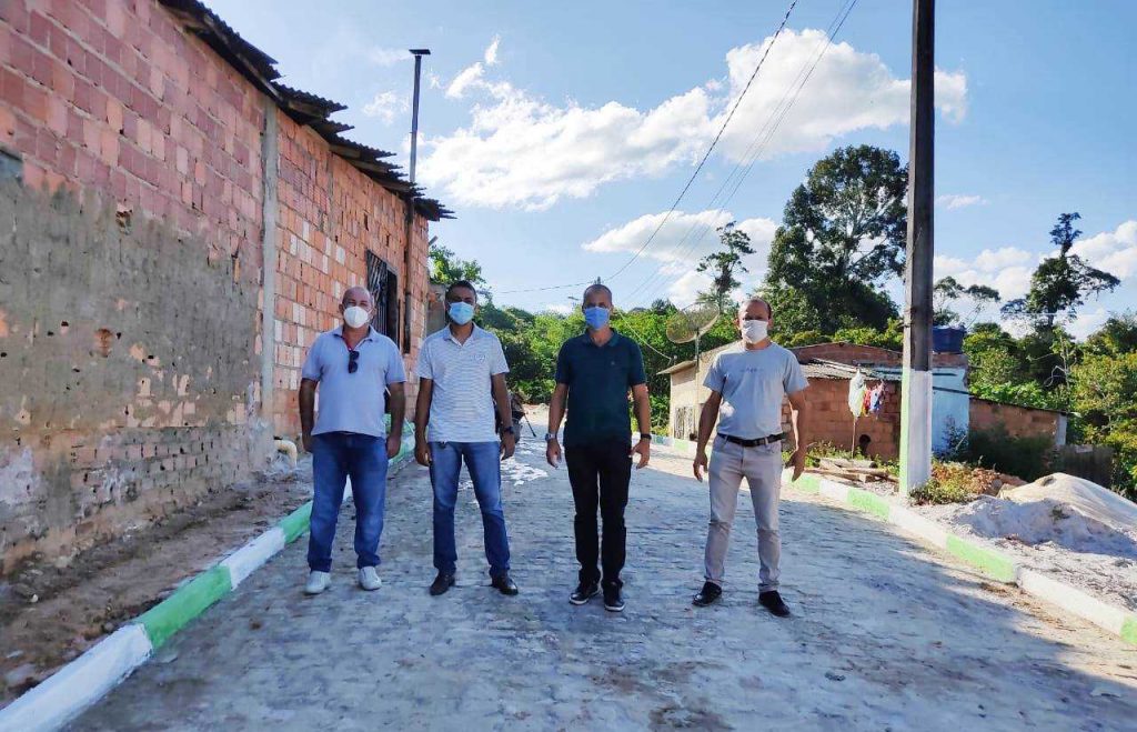 Camacã: Secretaria de Obras conclui calçamento na Jaqueira e recupera muro na Getúlio Vargas