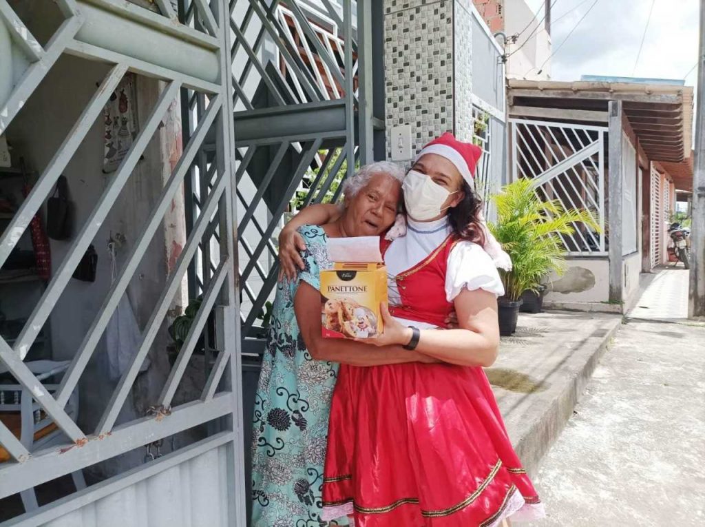Camacã: Secretaria de Assistência Social distribui Panetone para os idosos