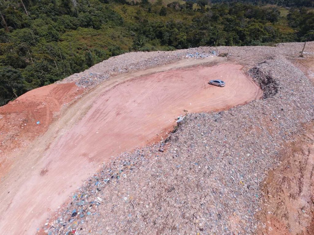 Prefeitura de Camacã faz limpeza no lixão