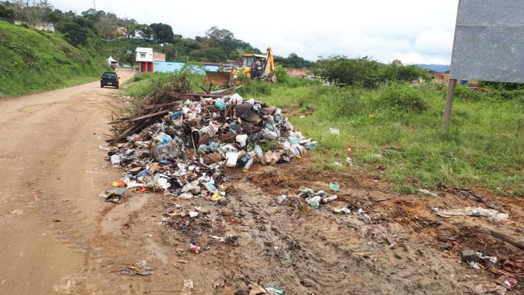 Moradores estão jogando lixo em locais inapropriados
