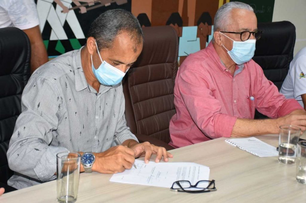 Camacã: Secretário do Estado Josias Gomes visita Camacã e assina convênios com o CIMA