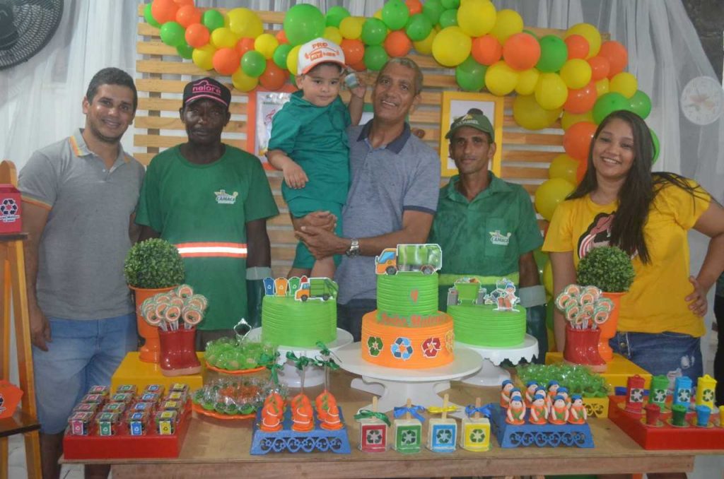 Camacã: Criança fã de Frank, o caminhão de Lixo, comemora aniversário com funcionários da limpeza