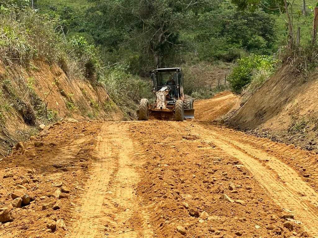 Camacã: Prefeitura mantém firme a recuperação das estradas vicinais e chega a região dos Mutuns
