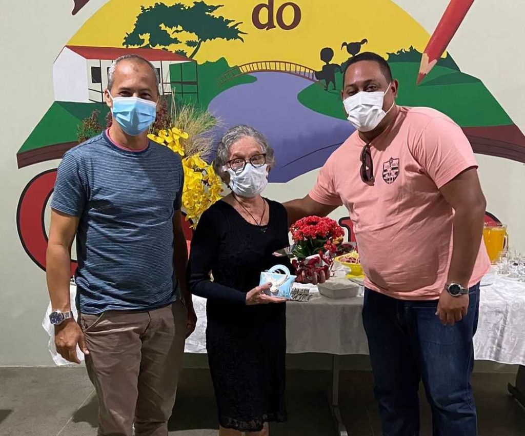 Camacã: Professora Célia Moura recebe homenagem da Secretaria de Educação